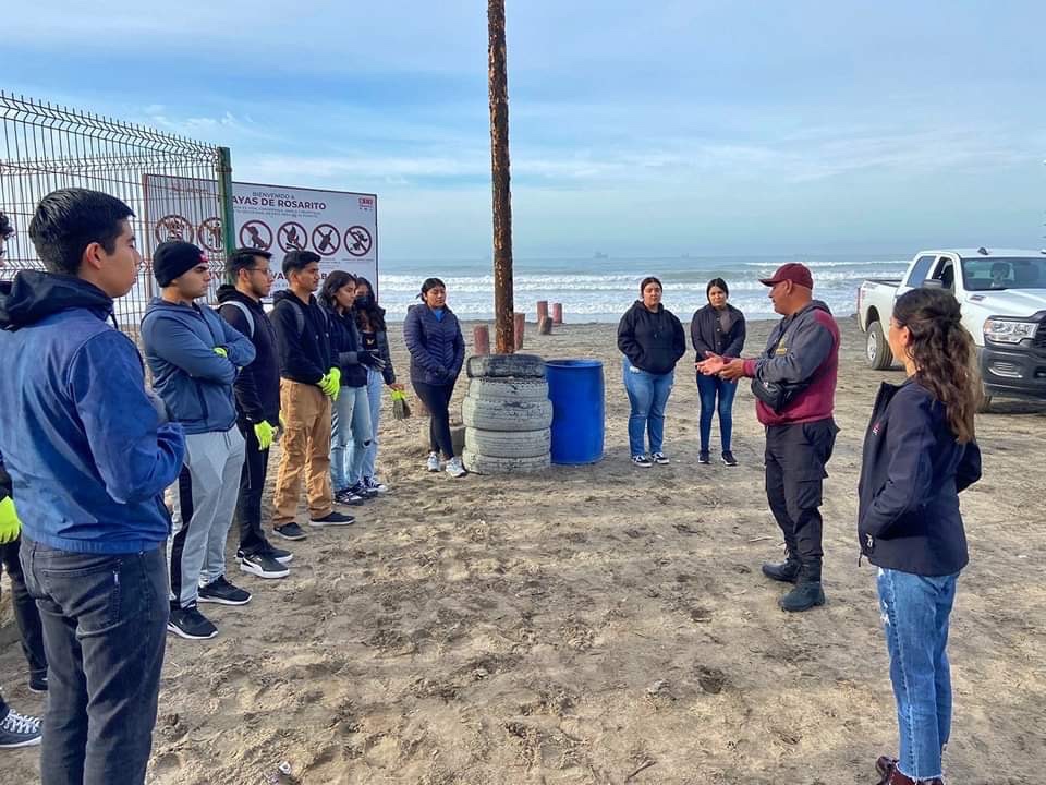 Convoca Gobierno Municipal a jóvenes universitarios en la limpieza de la playa