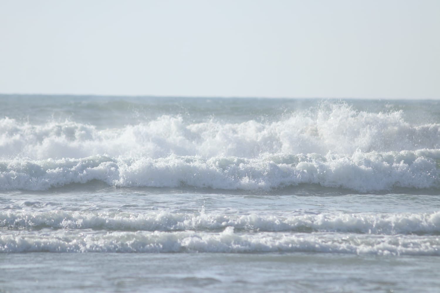 Alerta en Playas de Rosarito: Oleaje de 11 Pies Amenaza la Costa