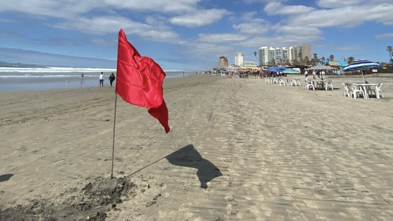 Alerta en Playas de Rosarito por alto oleaje