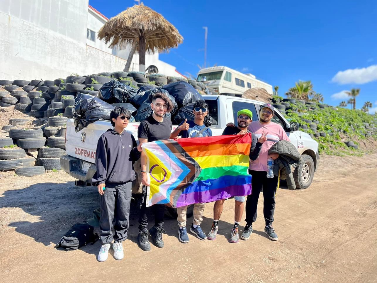 Costa Limpia: Comunidad LGBTTTIQA+ se une para limpiar playas en Rosarito