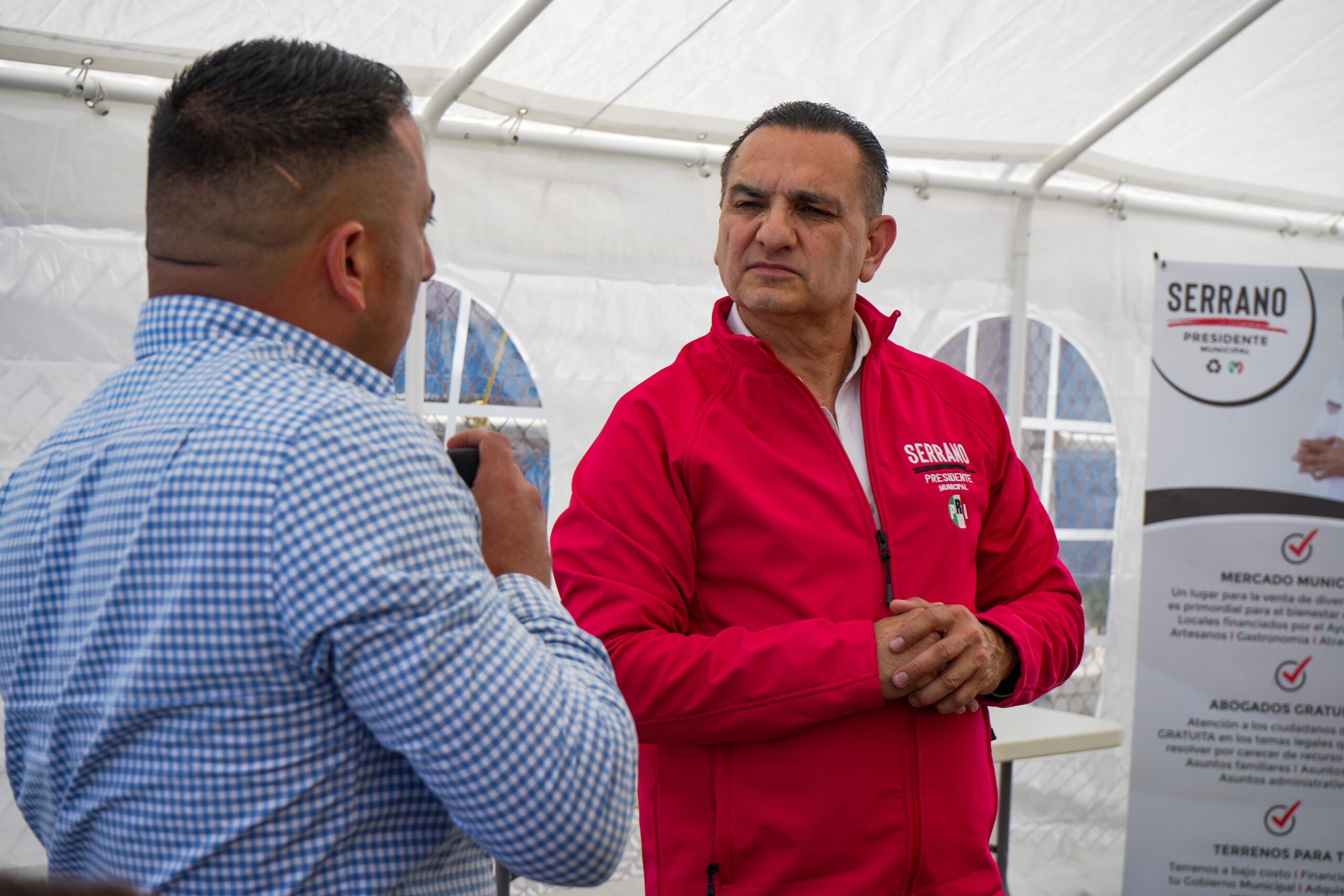 Fernando Serrano se compromete con bomberos de Rosarito