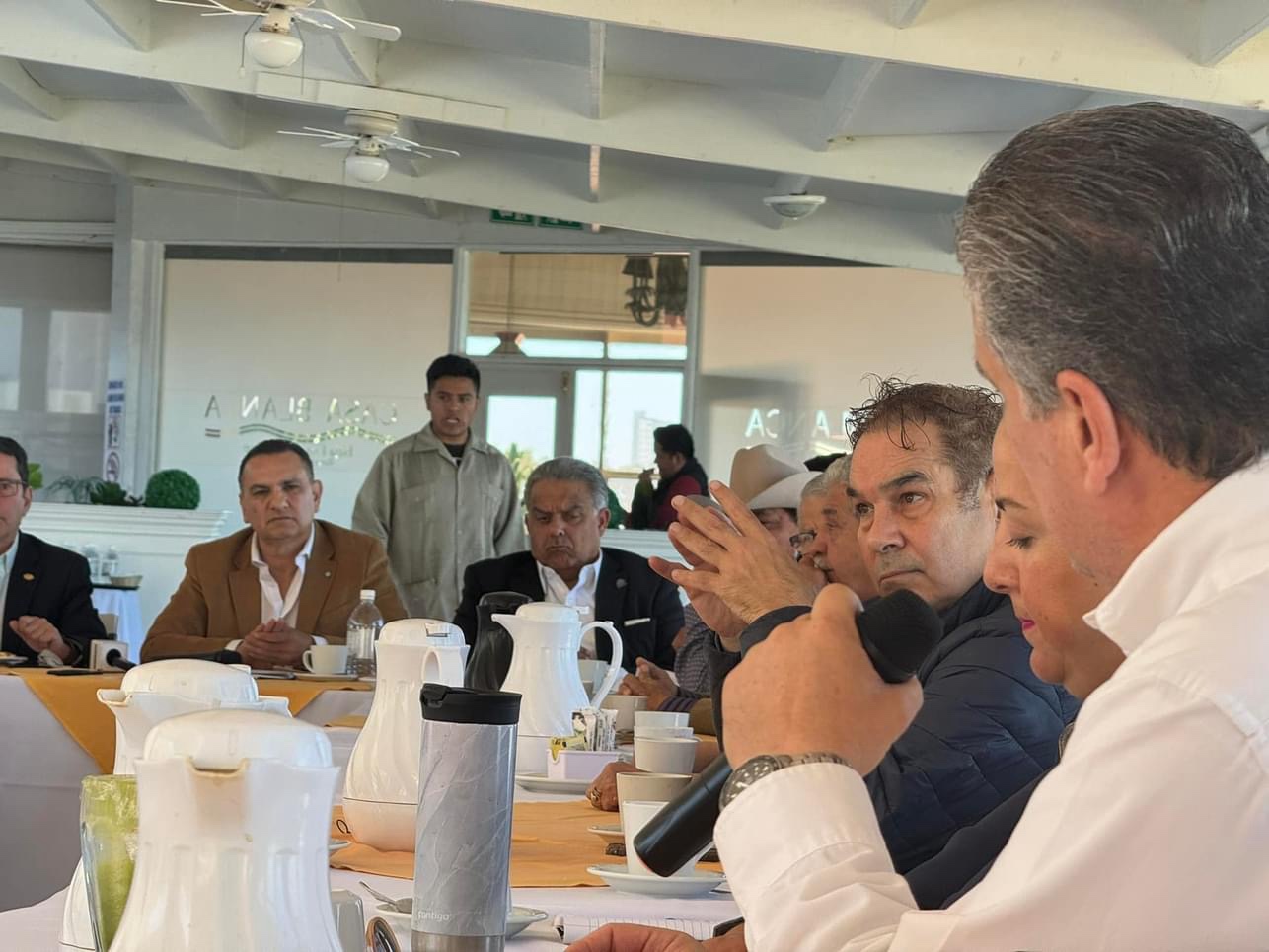 Fernando Serrano propone medidas para el desarrollo económico de Playas de Rosarito en reunión con empresarios