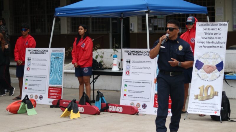 Capacitación de seguridad en el mar para estudiantes en Rosarito