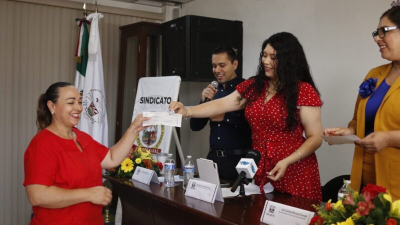 Alcaldesa Alejandra Padilla entrega 56 becas a burócratas en Rosarito