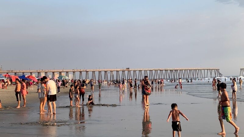 Gran afluencia de turistas llena las playas de Rosarito este fin de semana