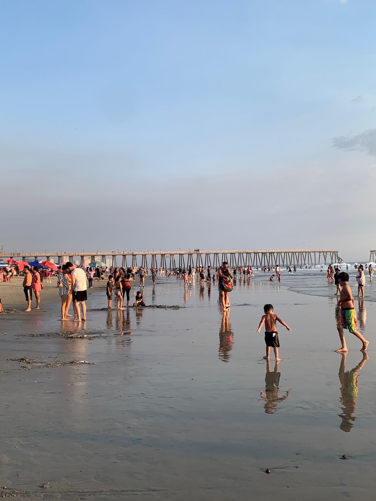 Gran afluencia de turistas llena las playas de Rosarito este fin de semana