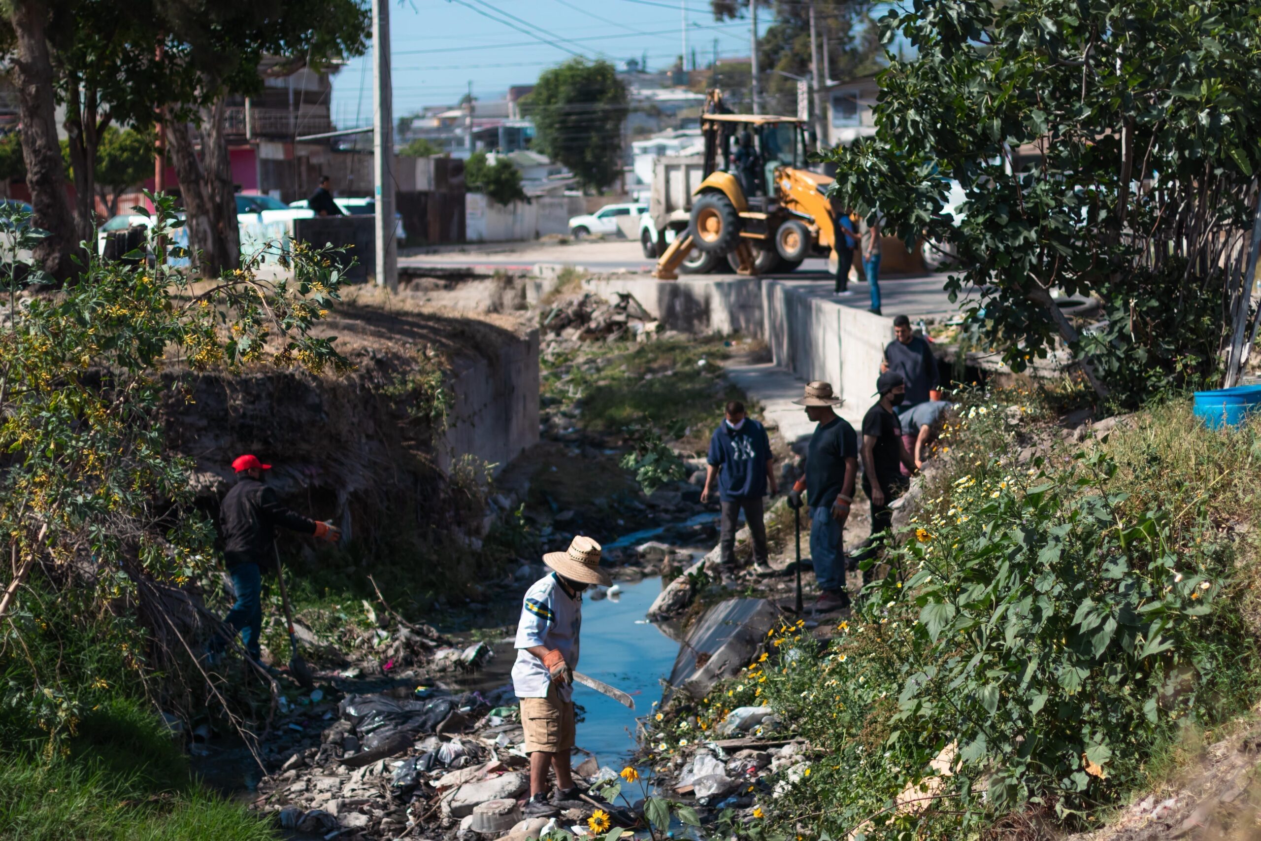 Supervisa Ismael Burgueño trabajos de limpieza de canal pluvial y parque en el Mariano Matamoros