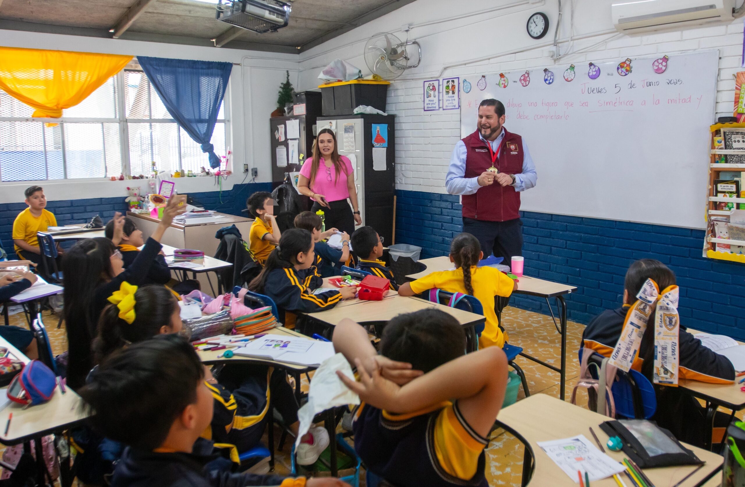 Entrega Ismael Burgueño reconocimientos del programa D.A.R.E en beneficio de estudiantes de primaria y secundaria