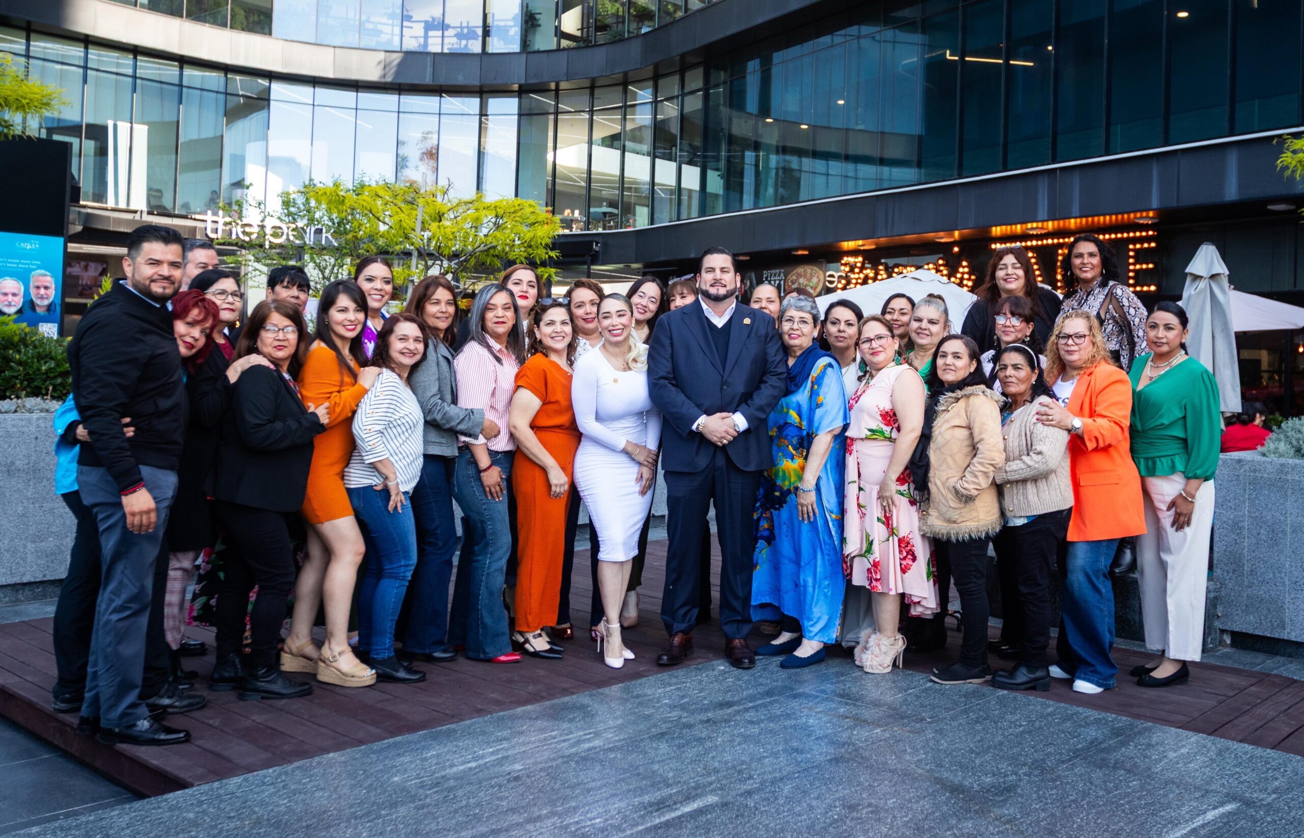 Acompaña Ismael Burgueño a docentes de la Preparatoria Federal Lázaro Cárdenas en celebración del Día de las Madres