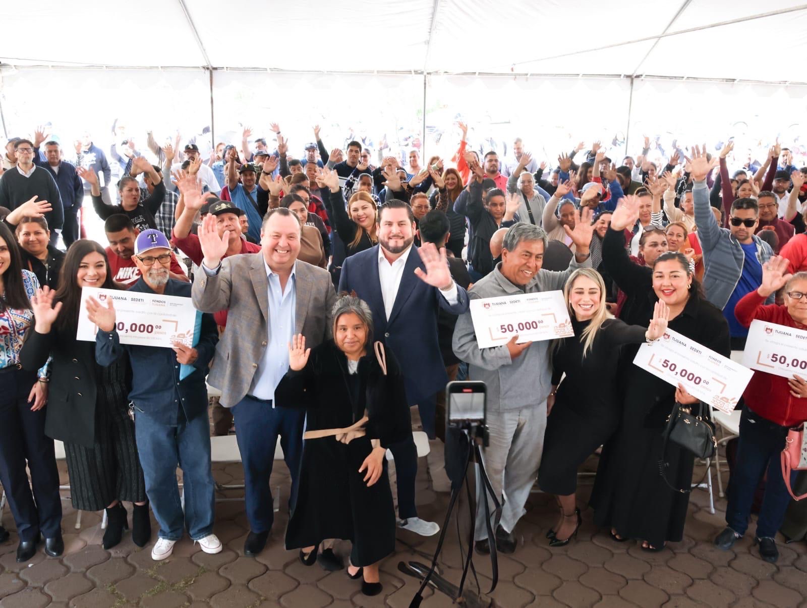 Entrega presidente municipal Ismael Burgueño 438 créditos a emprendedores de Tijuana
