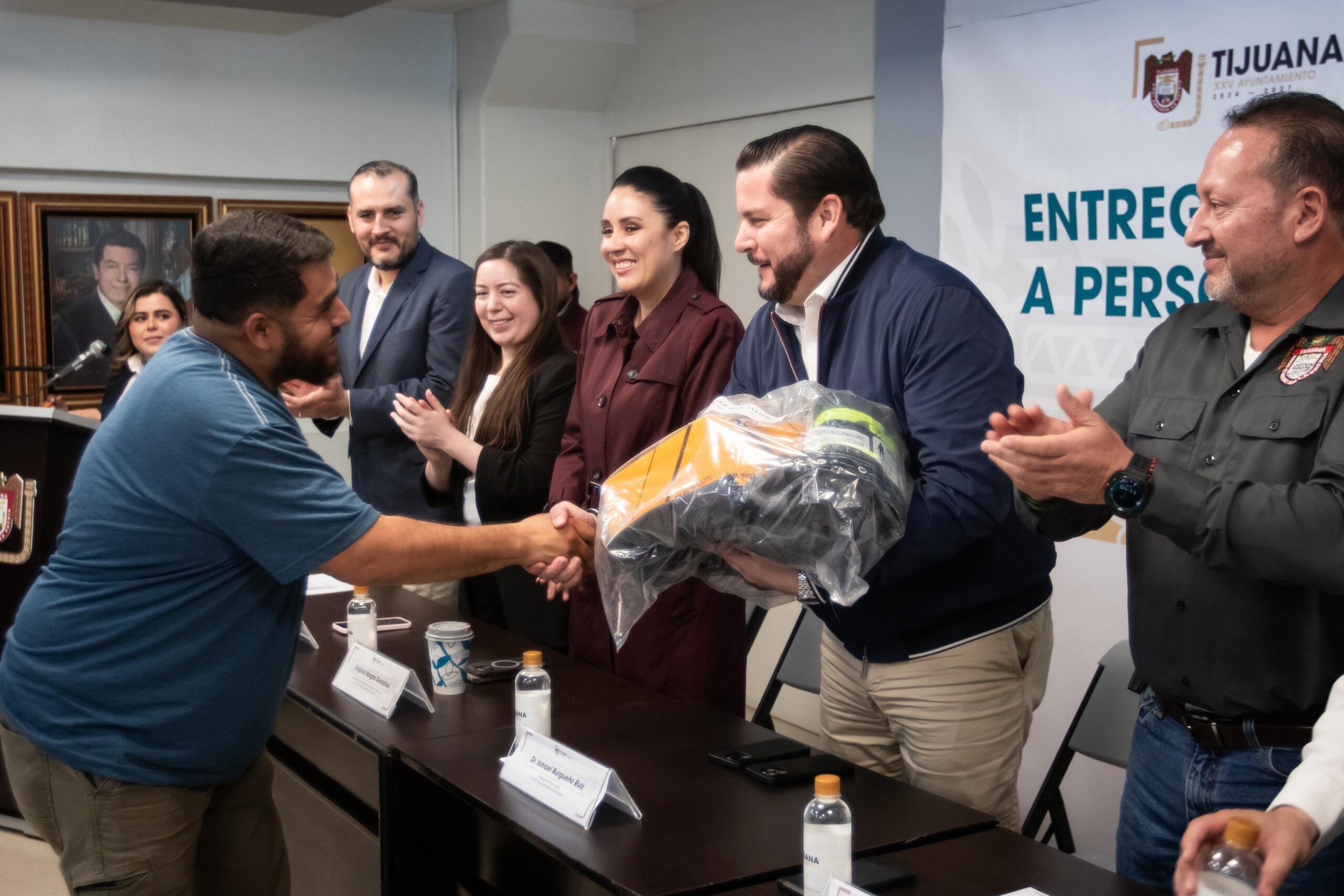 Entrega Ismael Burgueño uniformes al personal de campo del XXV Ayuntamiento de Tijuana