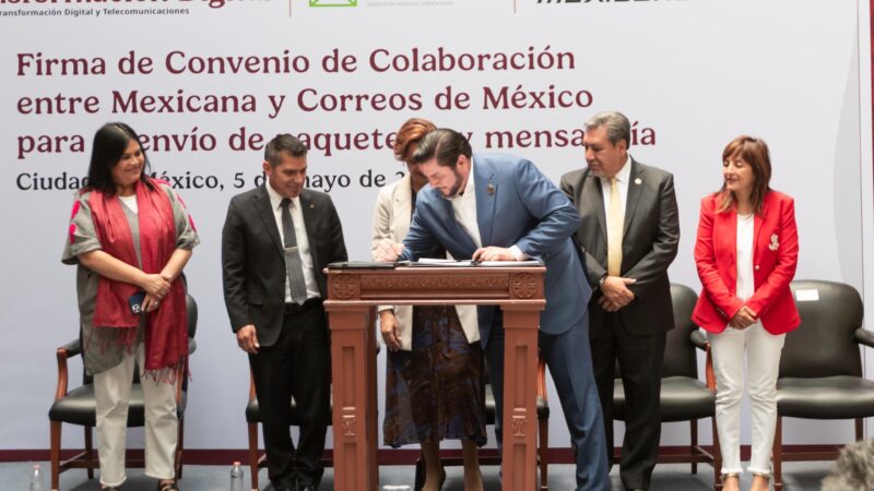 Atestigua Ismael Burgueño histórica firma de convenio entre Mexicana de Aviación y Correos de México