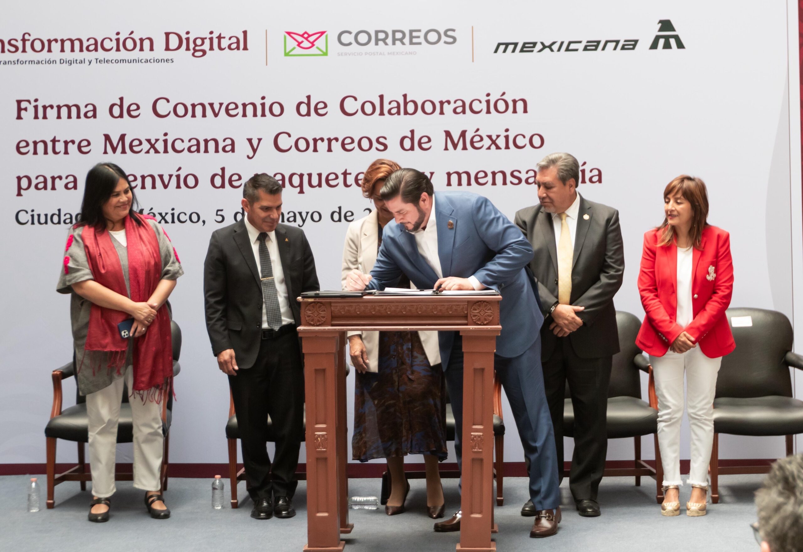 Atestigua Ismael Burgueño histórica firma de convenio entre Mexicana de Aviación y Correos de México