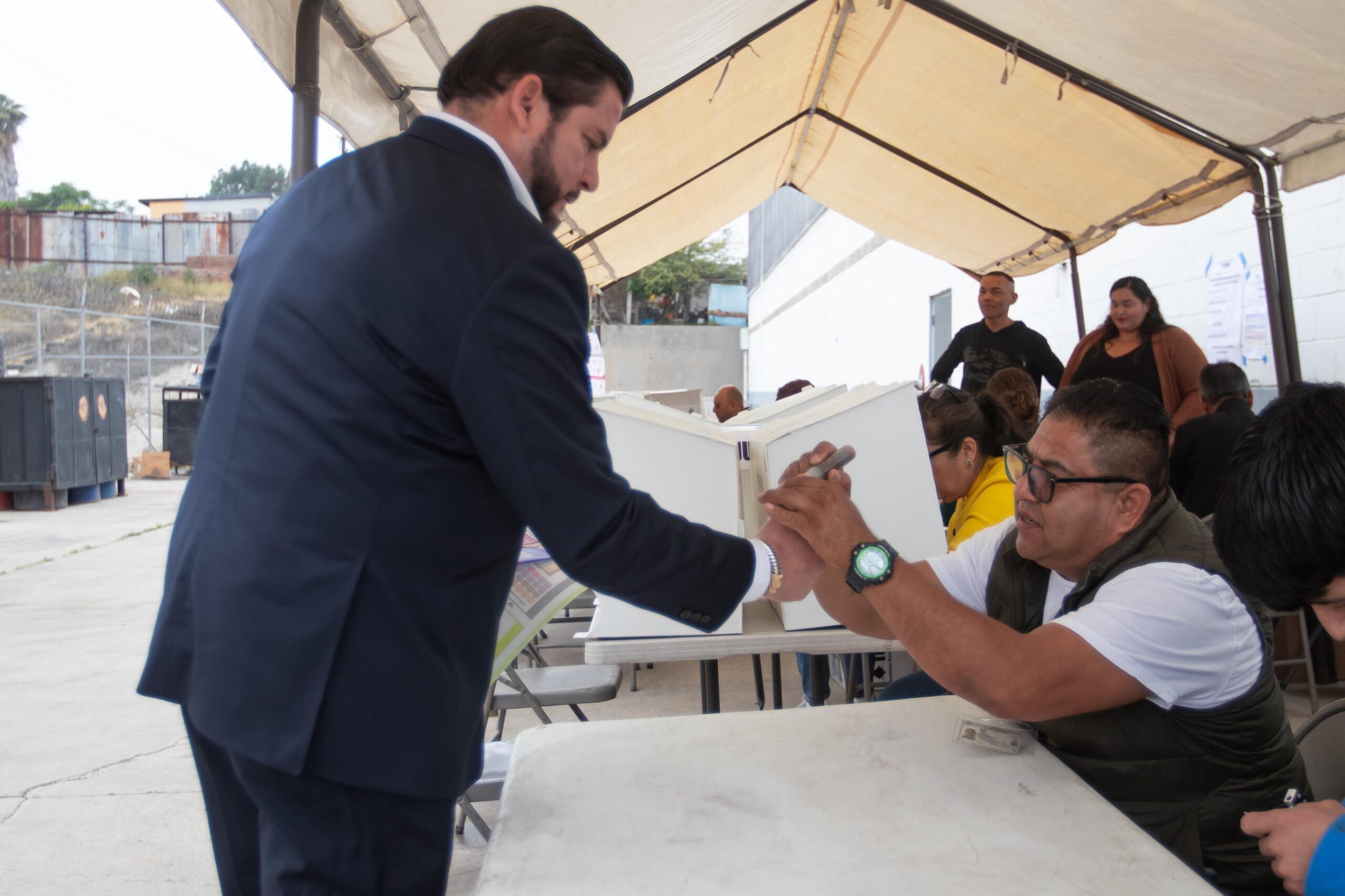 Emite Ismael Burgueño su voto en las elecciones del Poder Judicial
