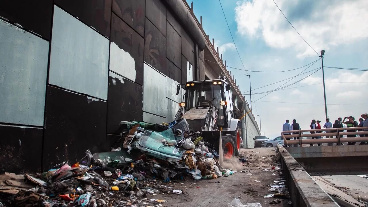 Limpieza masiva atiende 45 mil metros en Vía Rápida Alamar en Tijuana