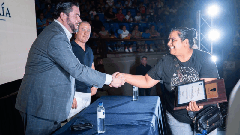 Fundación Fuente de Sabiduría entrega 2,400 becas en Tijuana