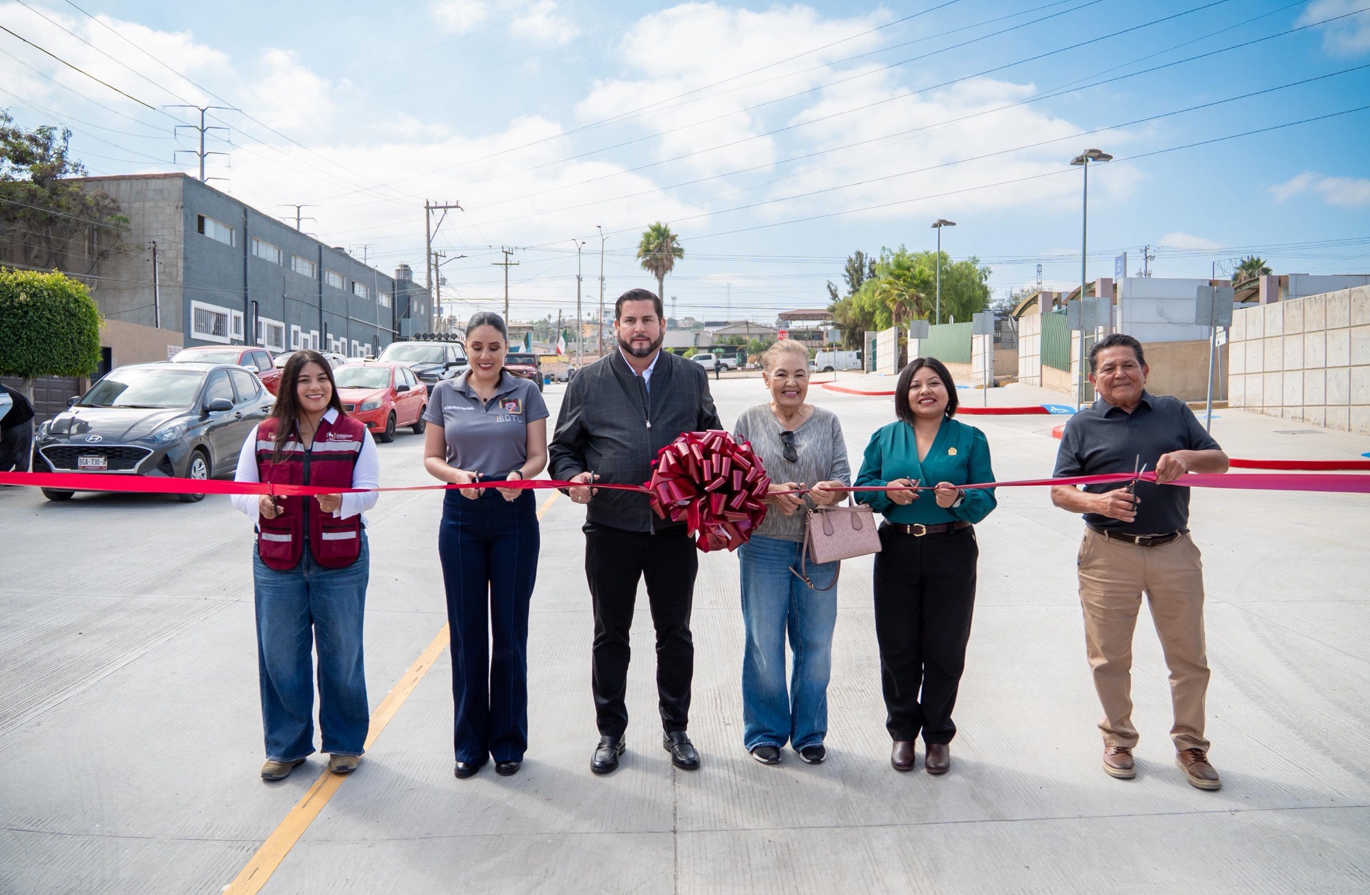 Tijuana pavimenta calle C.F.E. en Lomas del Matamoros con beneficio para 8 mil personas