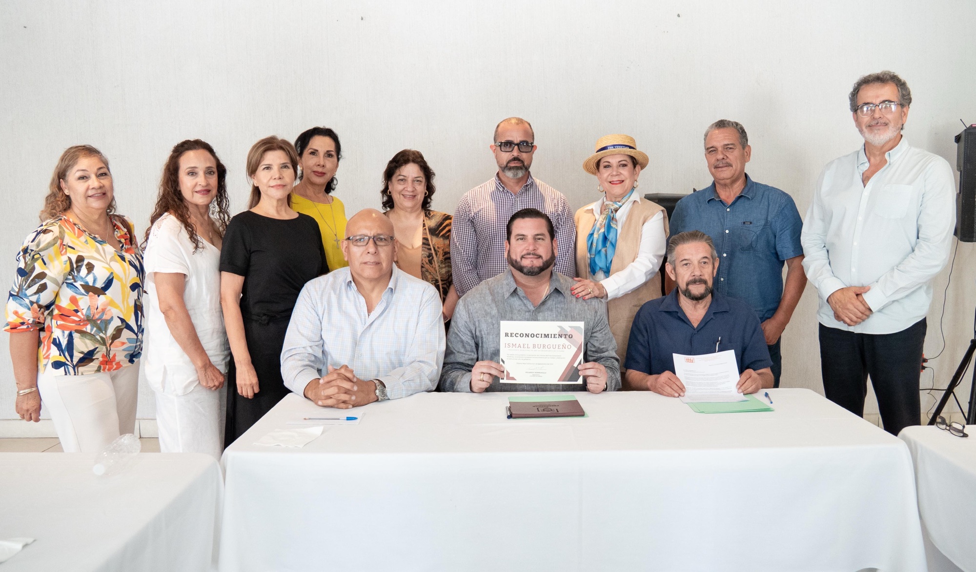 Ismael Burgueño refuerza vínculos con colonos de Altabrisa