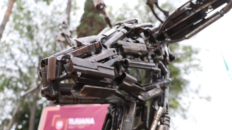 Esculturas hechas con armas llegan al CECUT en Tijuana