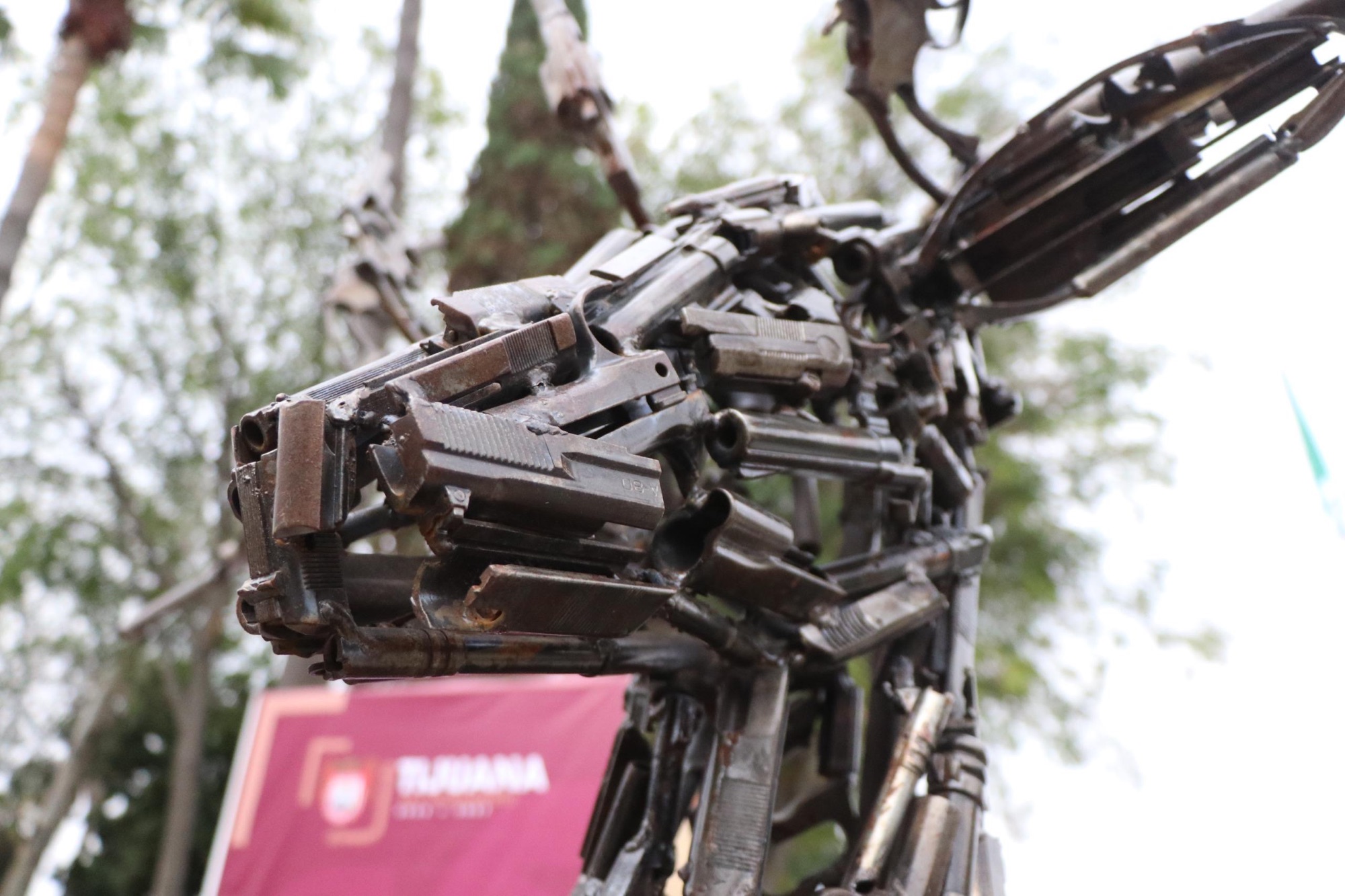 Esculturas hechas con armas llegan al CECUT en Tijuana