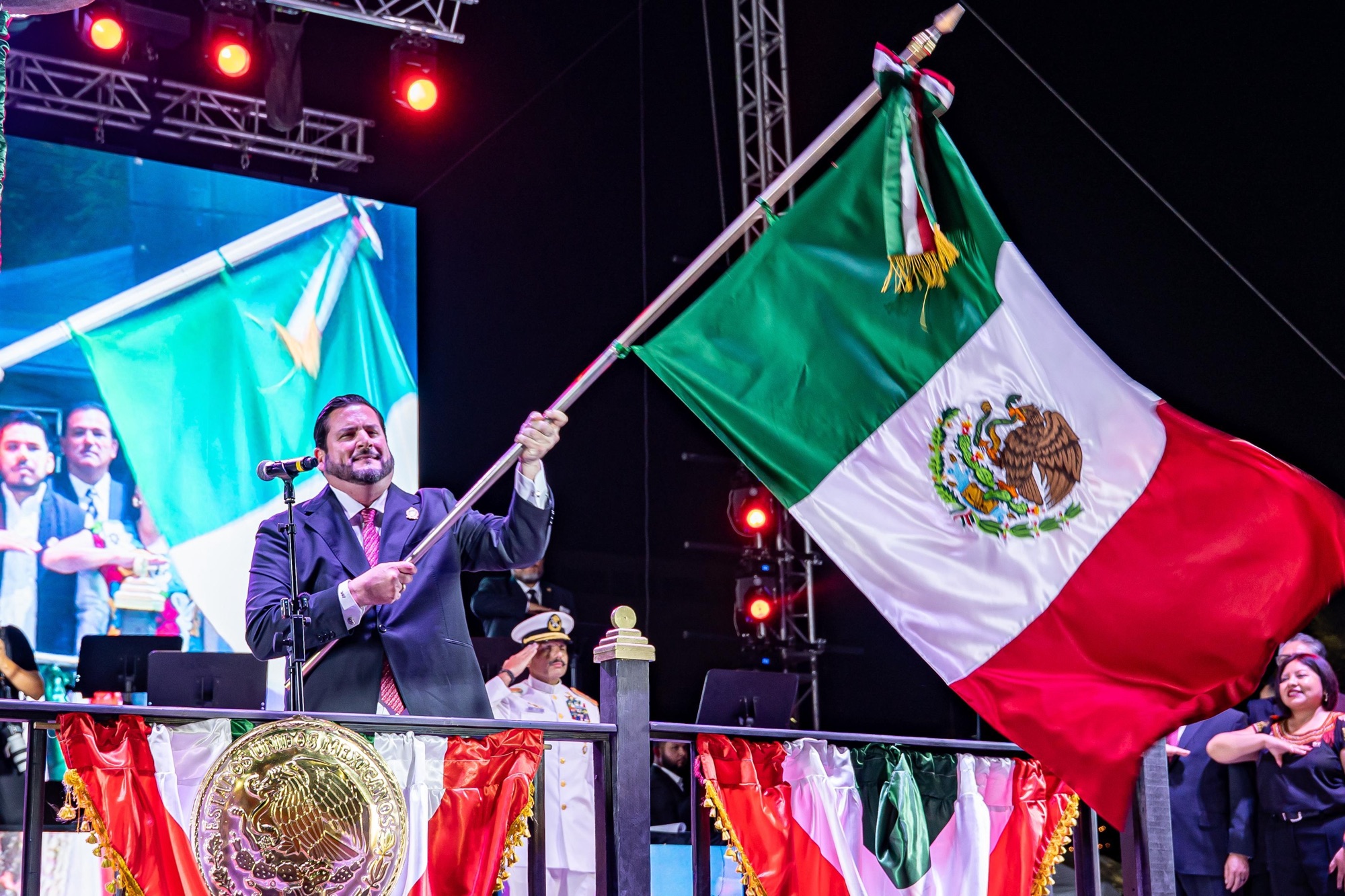 Ismael Burgueño encabezó el Grito de Independencia en Tijuana ante 25 mil personas