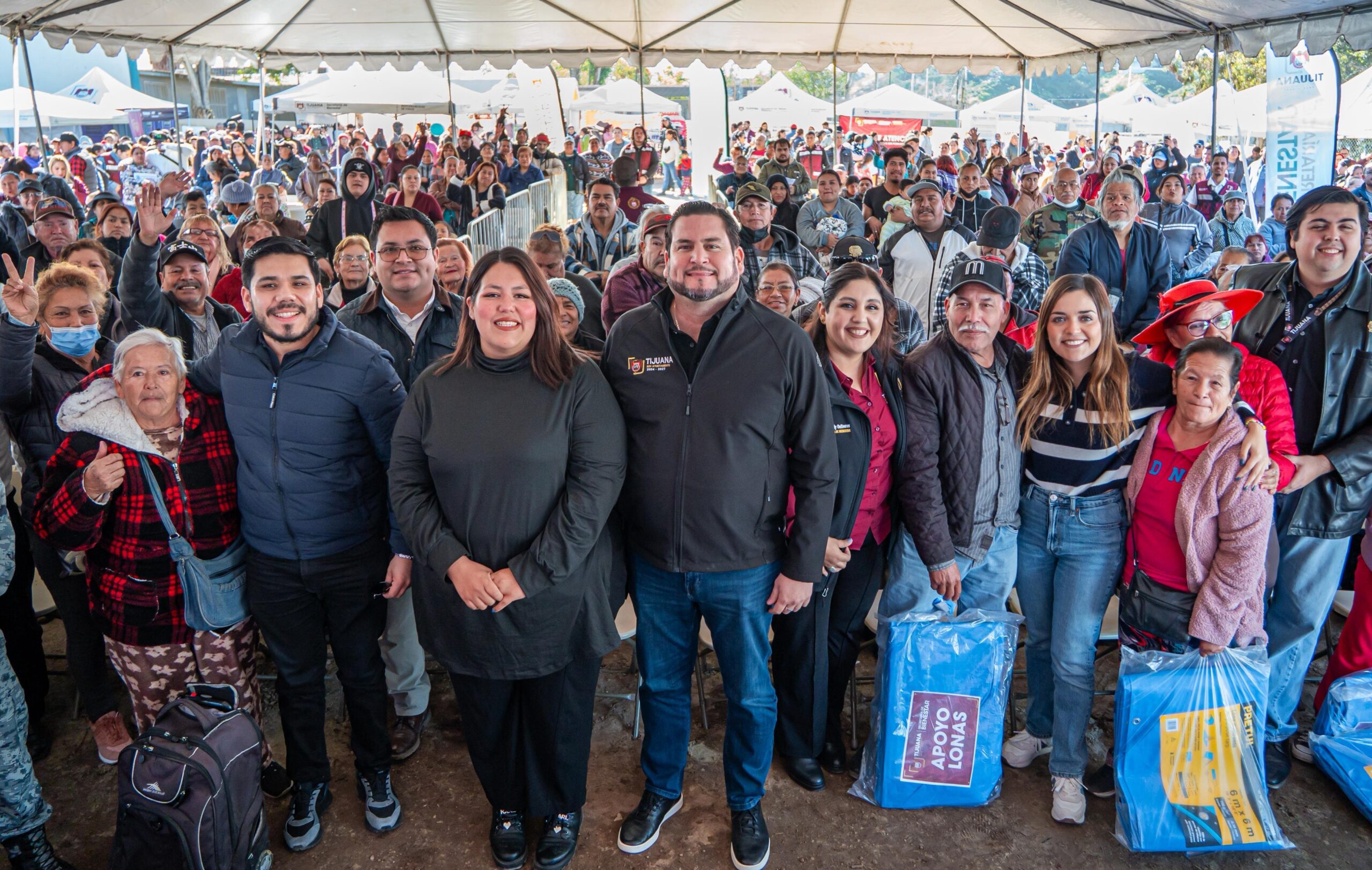Atiende Ismael Burgueño a vecinos de la colonia La Miramar durante la Jornada del Pueblo