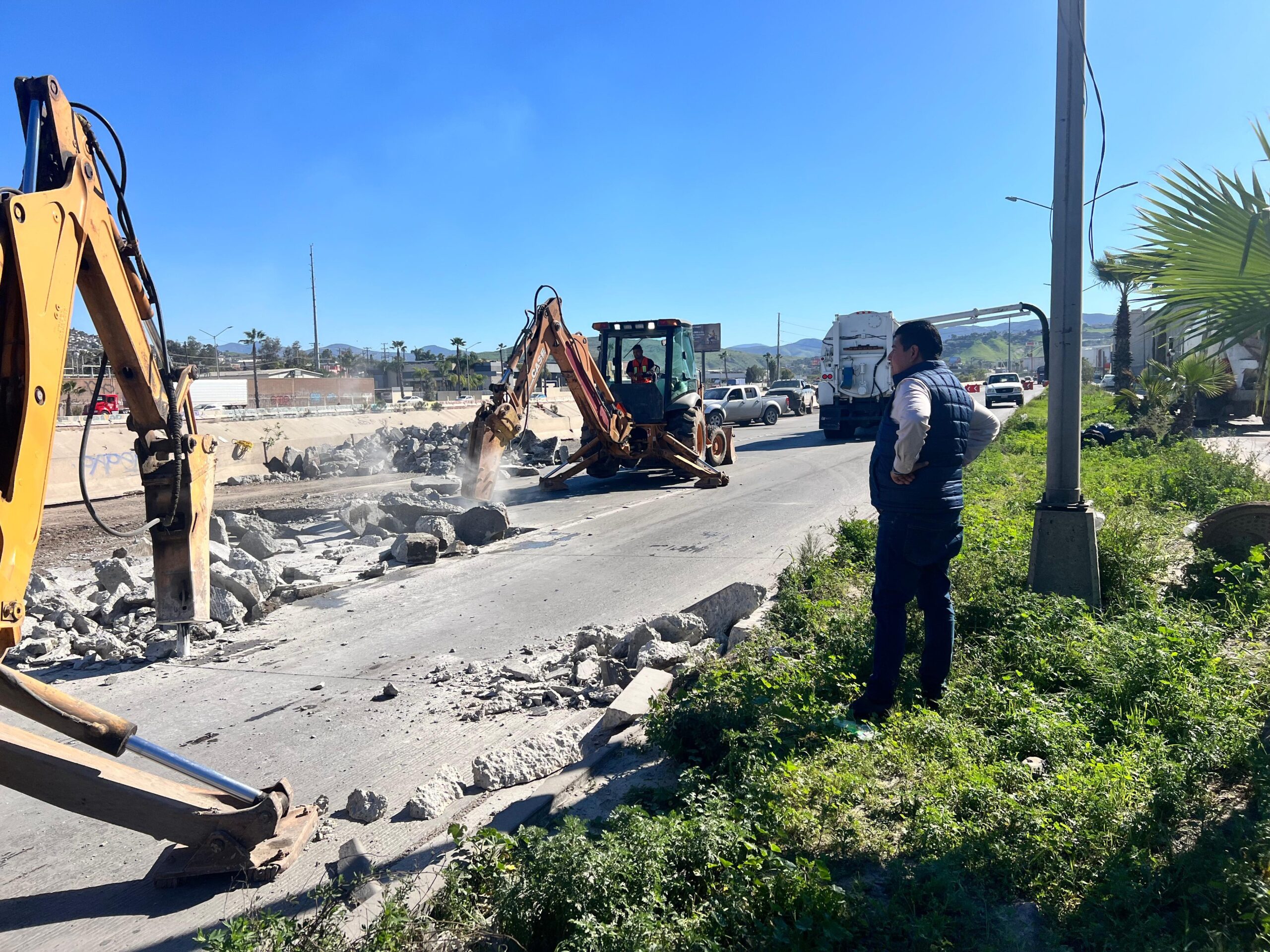 Recomienda Ayuntamiento de Tijuana utilizar bulevar Insurgentes por reparación de socavón en Vía Rápida Poniente