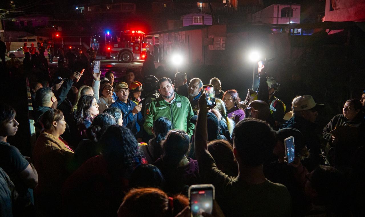 Atiende Ismael Burgueño a familias afectadas por incendio en Rancho Las Flores