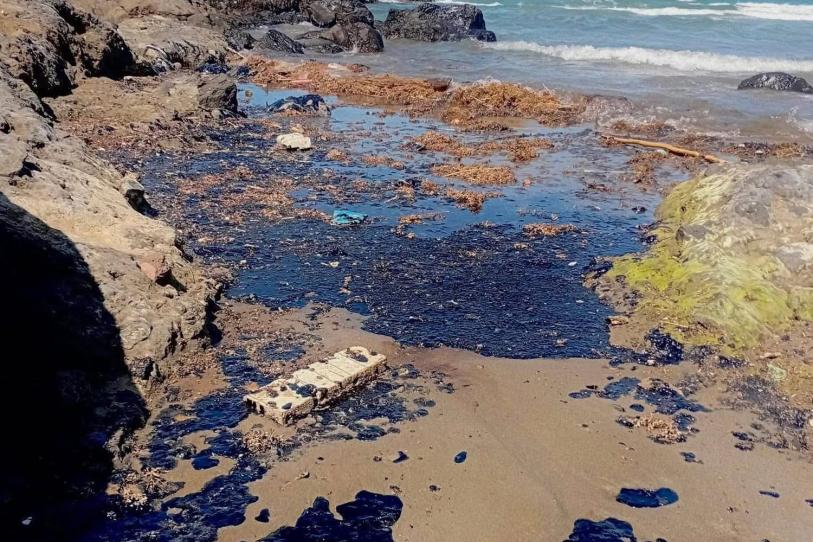 Derrame de chapopote se extiende por costas de Veracruz y Tabasco