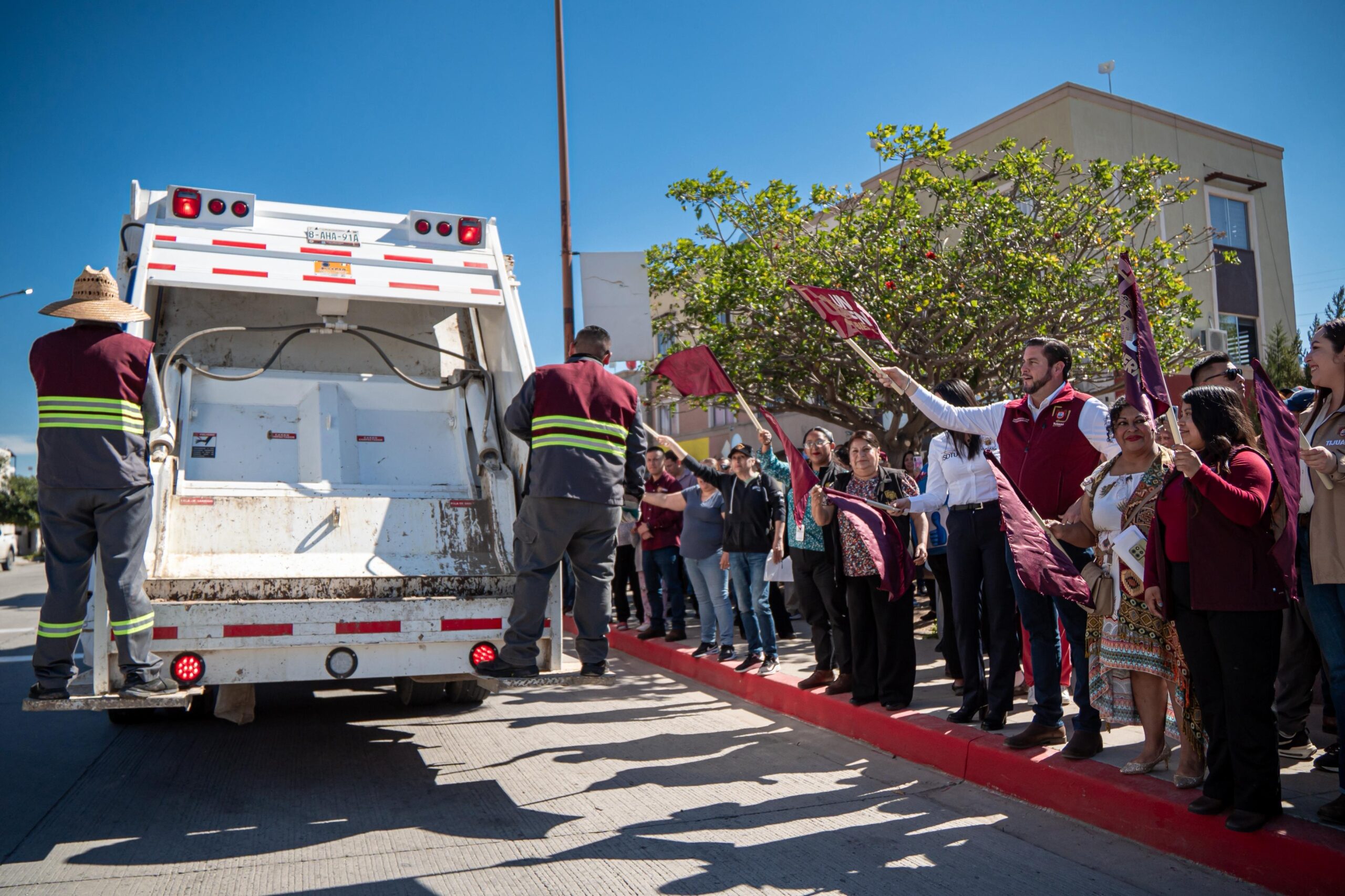 Da Ismael Burgueño banderazo de arranque a seis nuevas rutas de recolección de basura en Fraccionamiento Hacienda Los Laureles