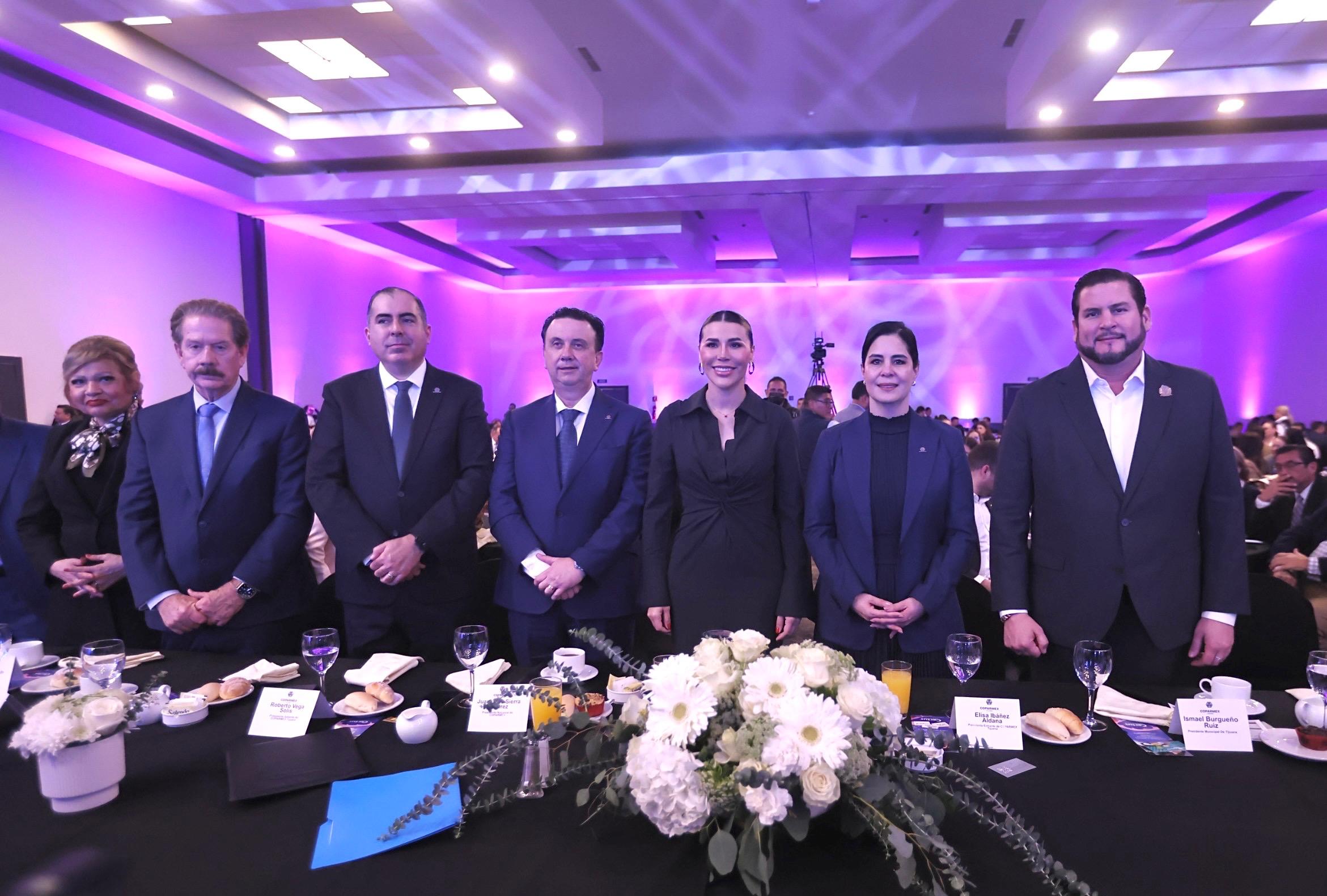 Asiste presidente municipal Ismael Burgueño a la Toma de Compromiso del Consejo Directivo de COPARMEX Tijuana 2026