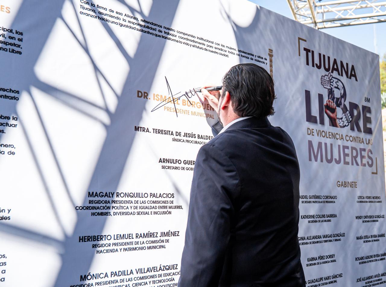 Firma Ismael Burgueño Alianza por una Tijuana Libre de Violencia contra las Mujeres