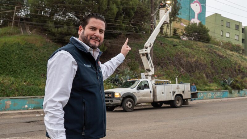 Supervisa Ismael Burgueño instalación de 120 luminarias LED en Infonavit Lomas Verdes