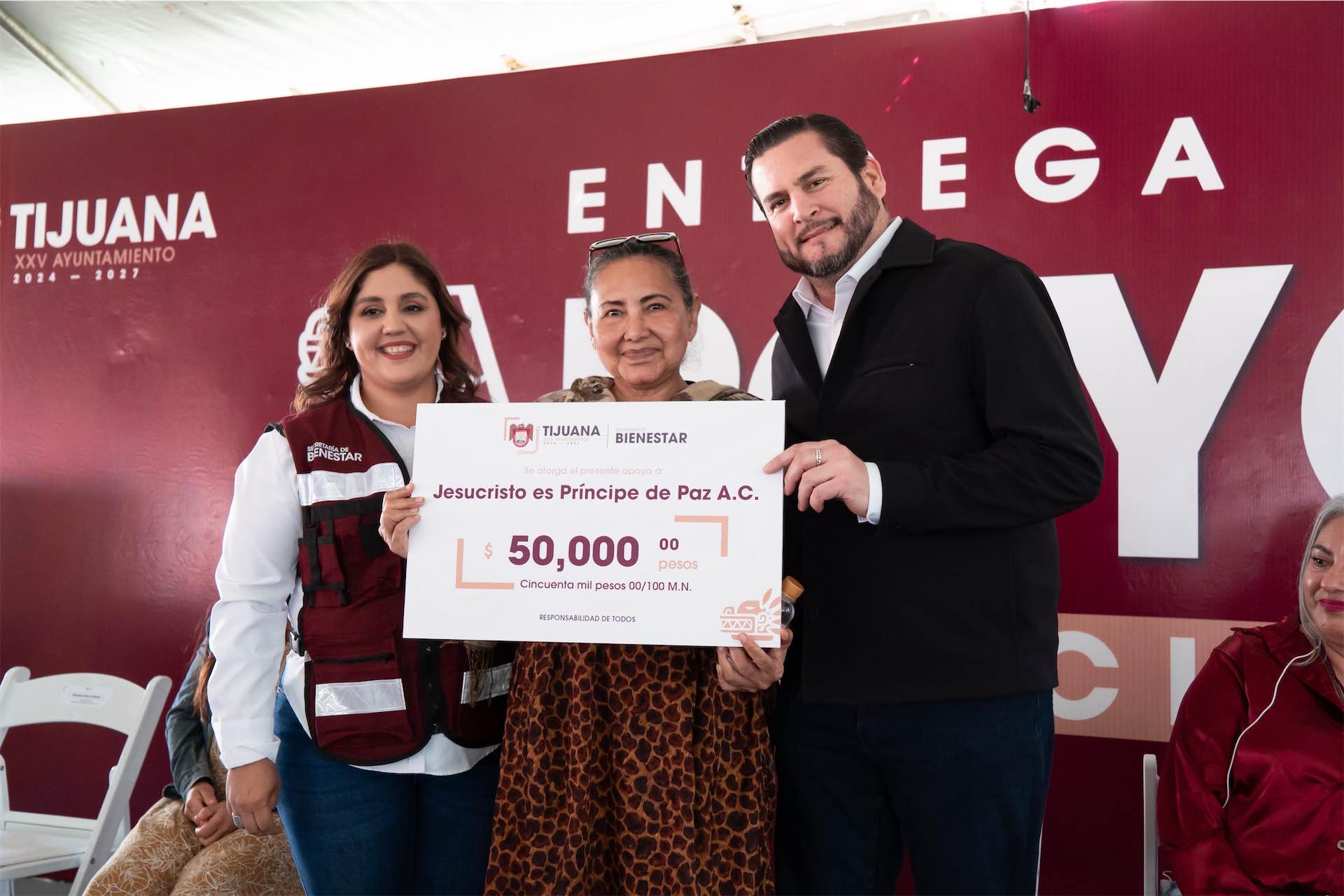 Burgueño entrega apoyos y refuerza agenda social en Tijuana