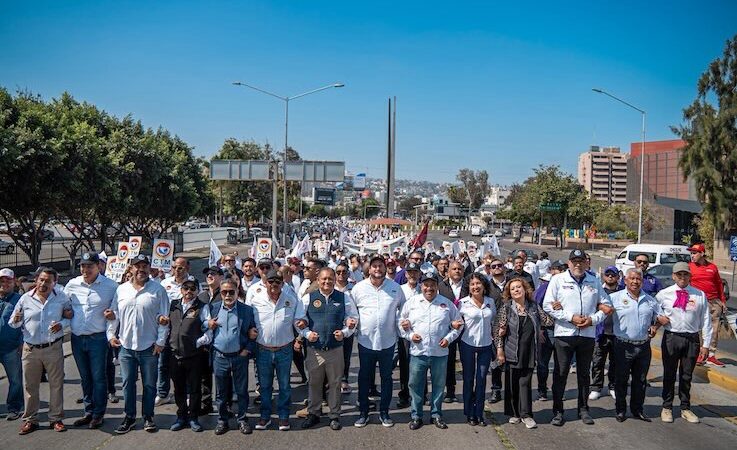 Burgueño encabeza desfile del Día del Trabajo en Tijuana