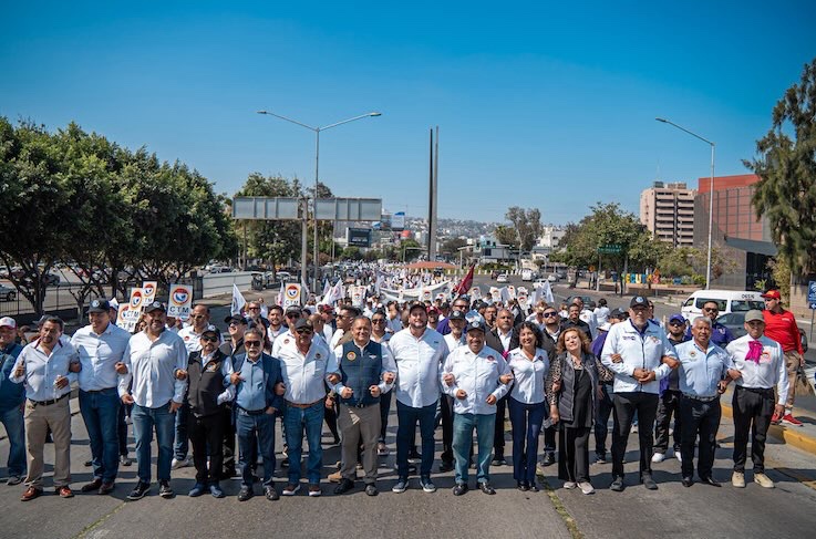 Burgueño encabeza desfile del Día del Trabajo en Tijuana