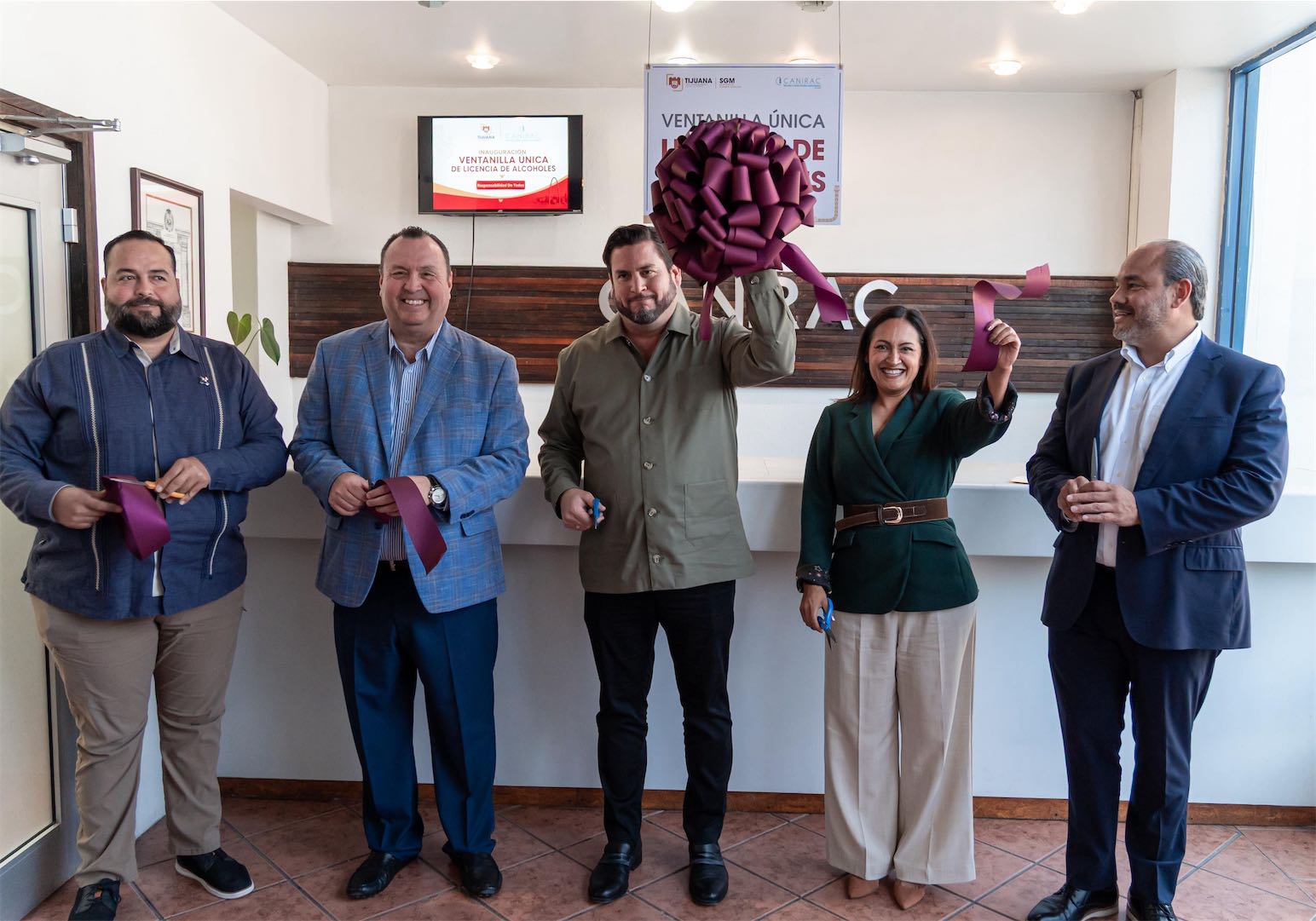 Inaugura Ismael Burgueño Ventanilla Única para Licencias de Alcoholes en CANIRAC