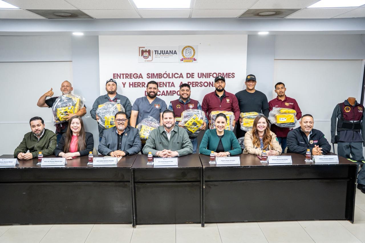 Entrega Ismael Burgueño uniformes y equipo a personal operativo del Ayuntamiento de Tijuana