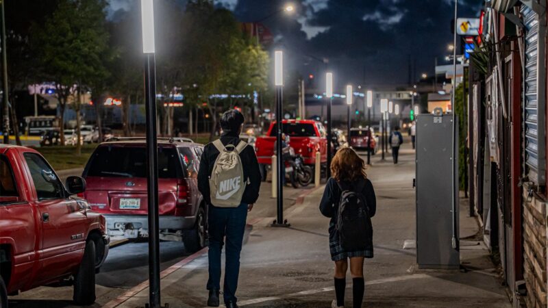 Más luz y menos miedo en camino escolar de Tijuana
