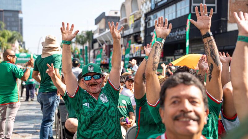 La Avenida Revolución se transforma en una fiesta del fútbol