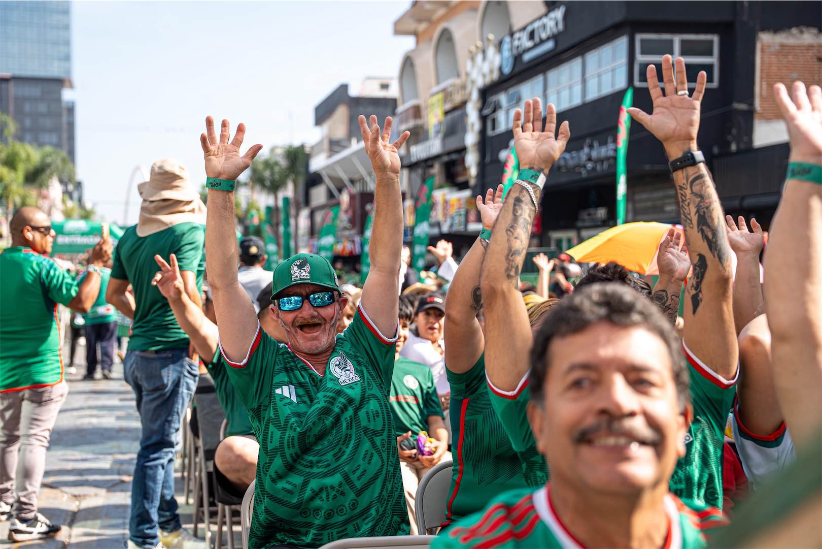 La Avenida Revolución se transforma en una fiesta del fútbol