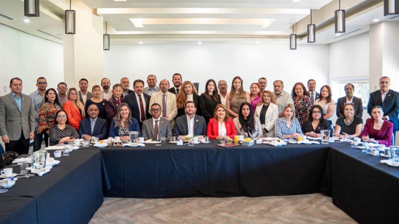 Expone Ismael Burgueño avances y ejes de gobierno ante Colegio de Abogados Constitucionalistas