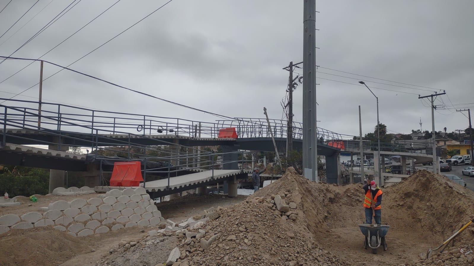 Piden no usar puente peatonal en obra sobre Rosas Magallón