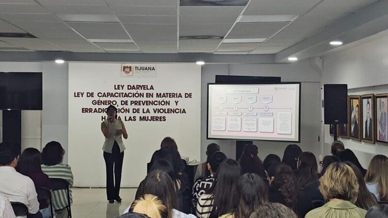 Capacitan a 373 trabajadores para mejorar atención en Tijuana