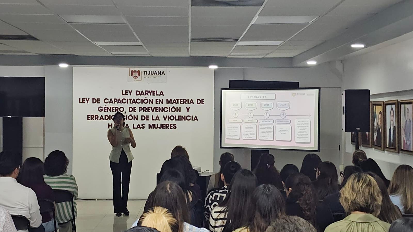 Capacitan a 373 trabajadores para mejorar atención en Tijuana