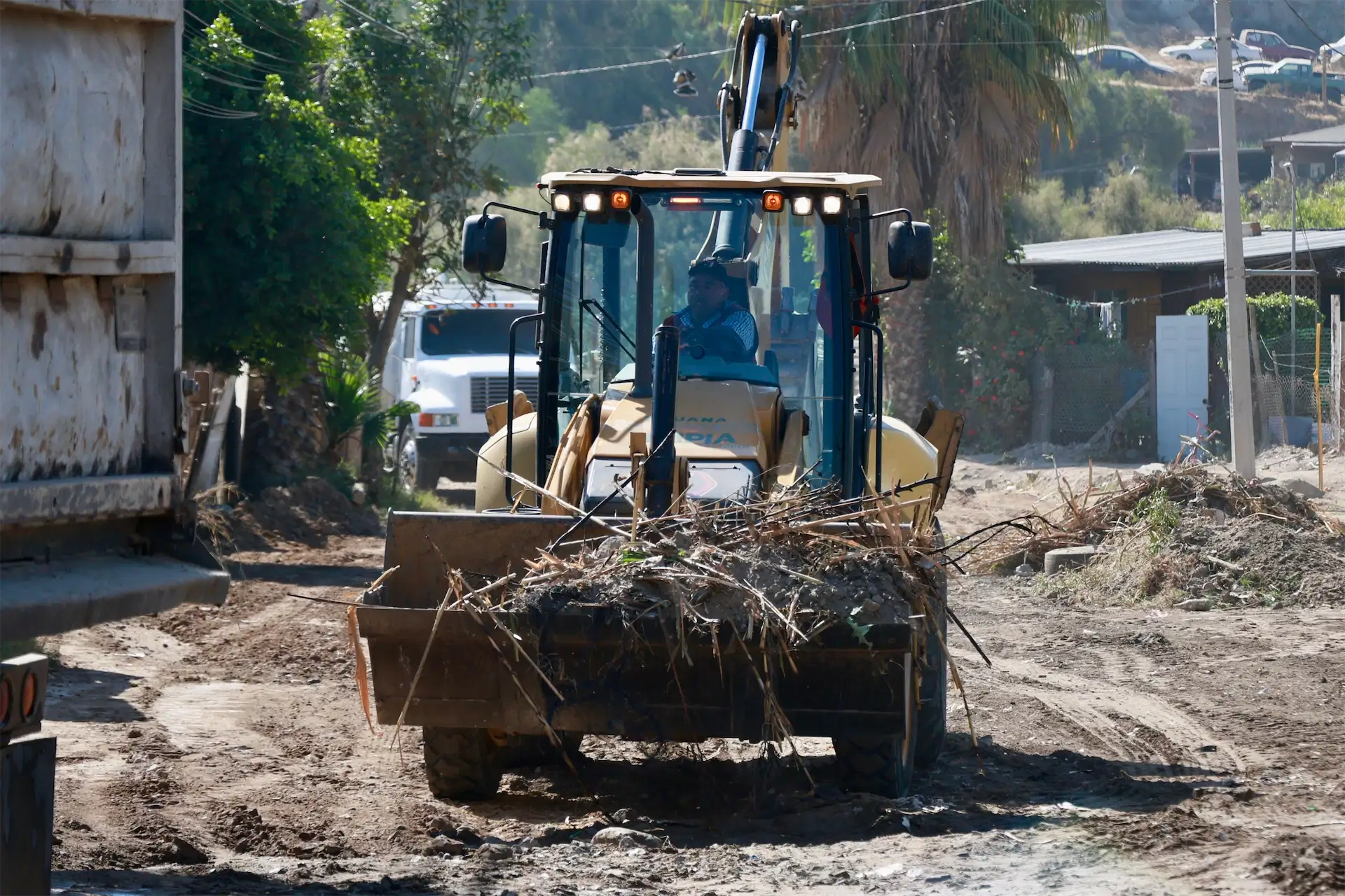 Retiran más de 66 toneladas de basura y escombro en tres delegaciones de Tijuana