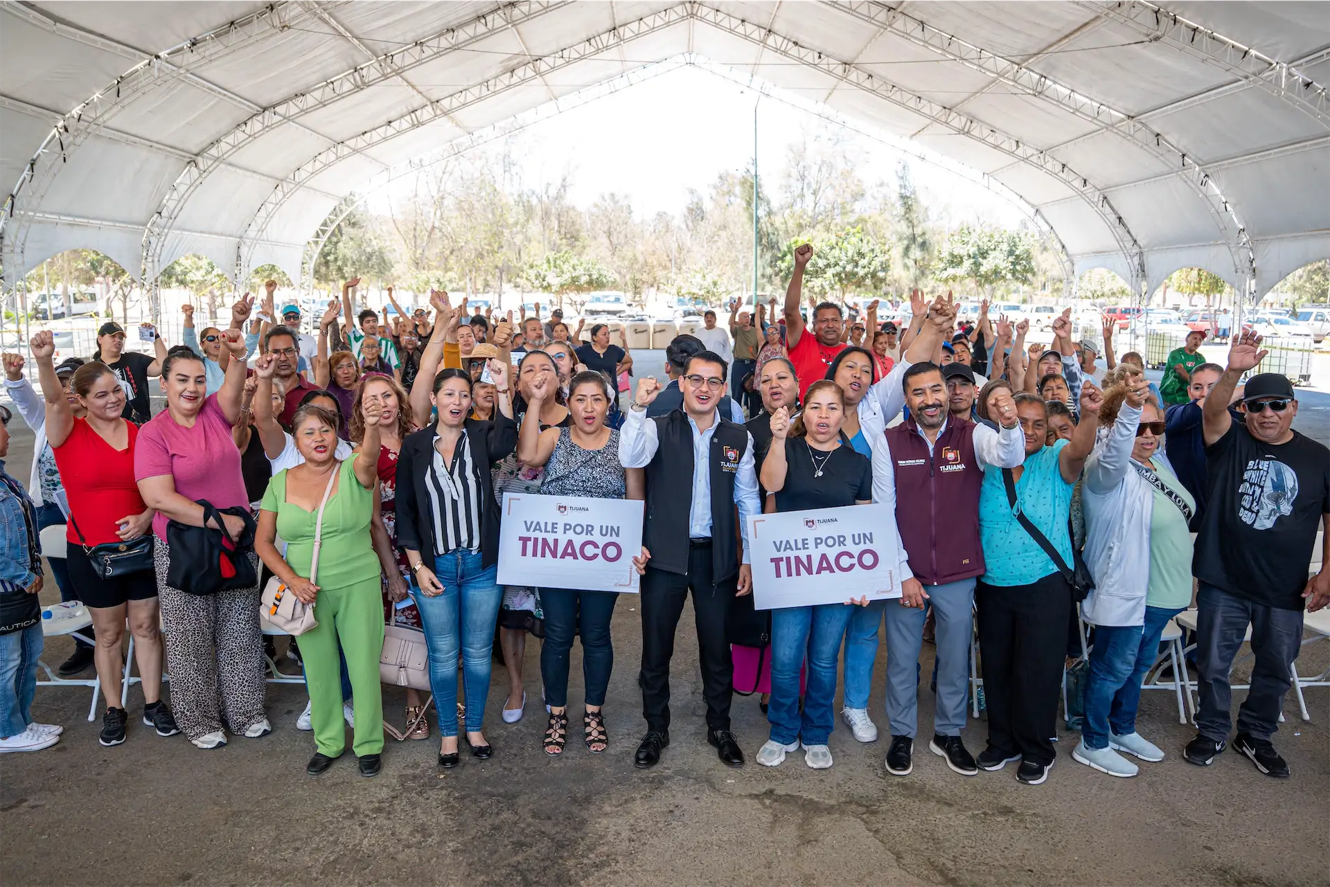 Entregan 100 tinacos a familias de La Presa Abelardo L. Rodríguez en Tijuana