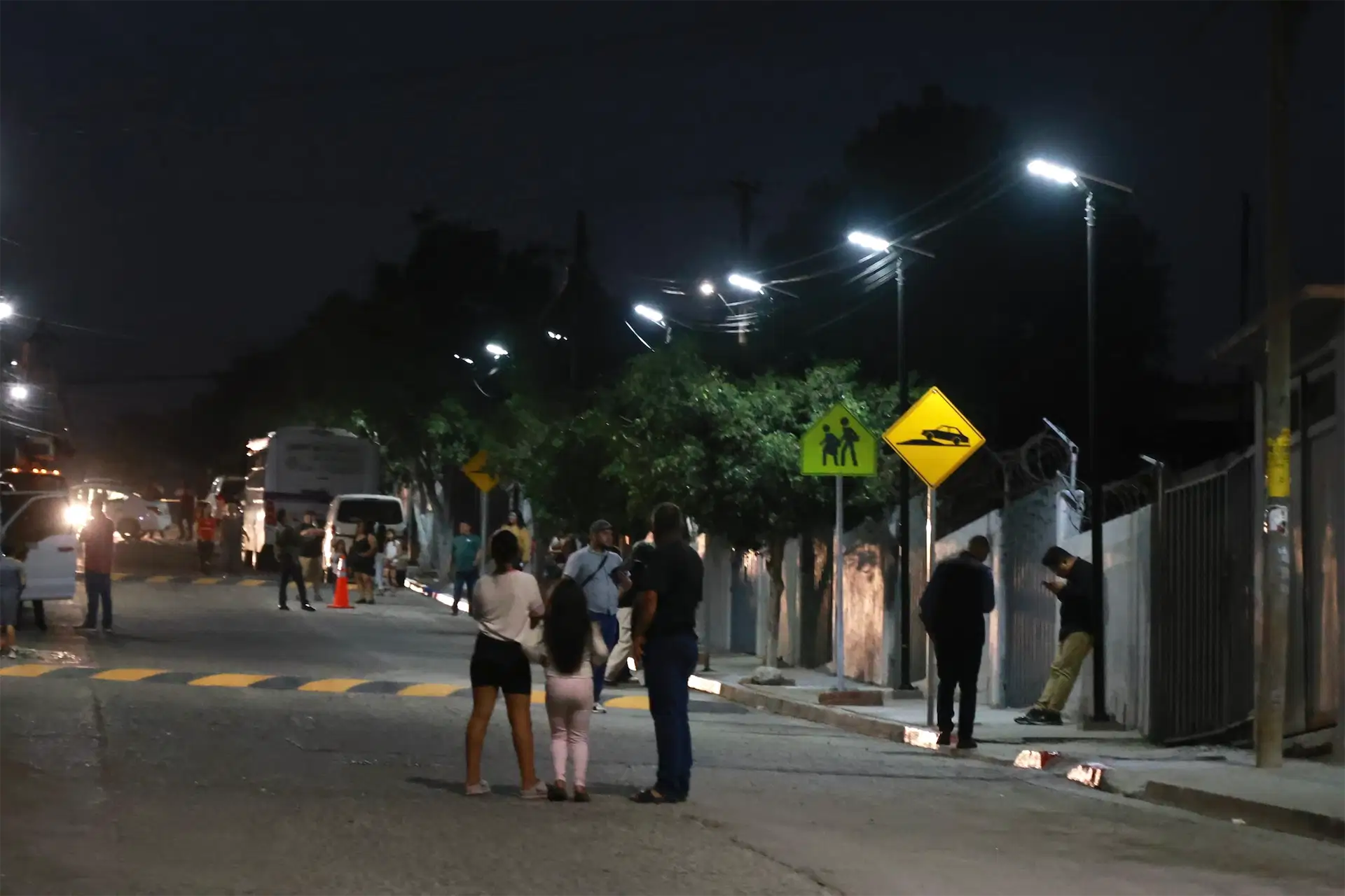 Iluminan ruta escolar en Mariano Matamoros con 60 lámparas solares