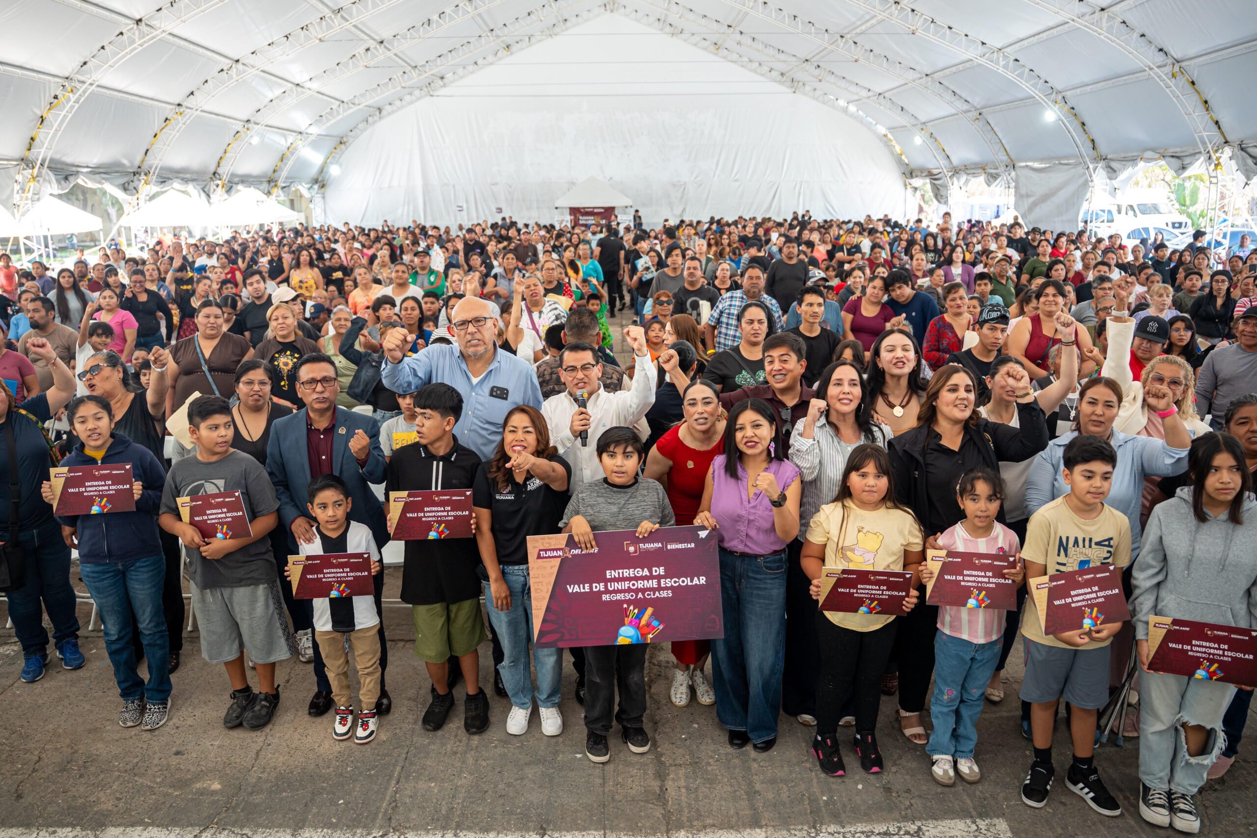 Entregan en Tijuana mil vales para uniformes escolares