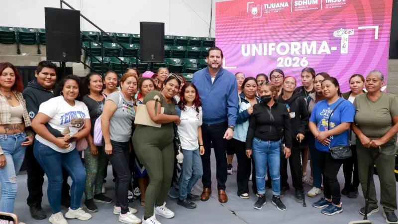 Tijuana apoya a 875 estudiantes con vales de 800 pesos para uniformes